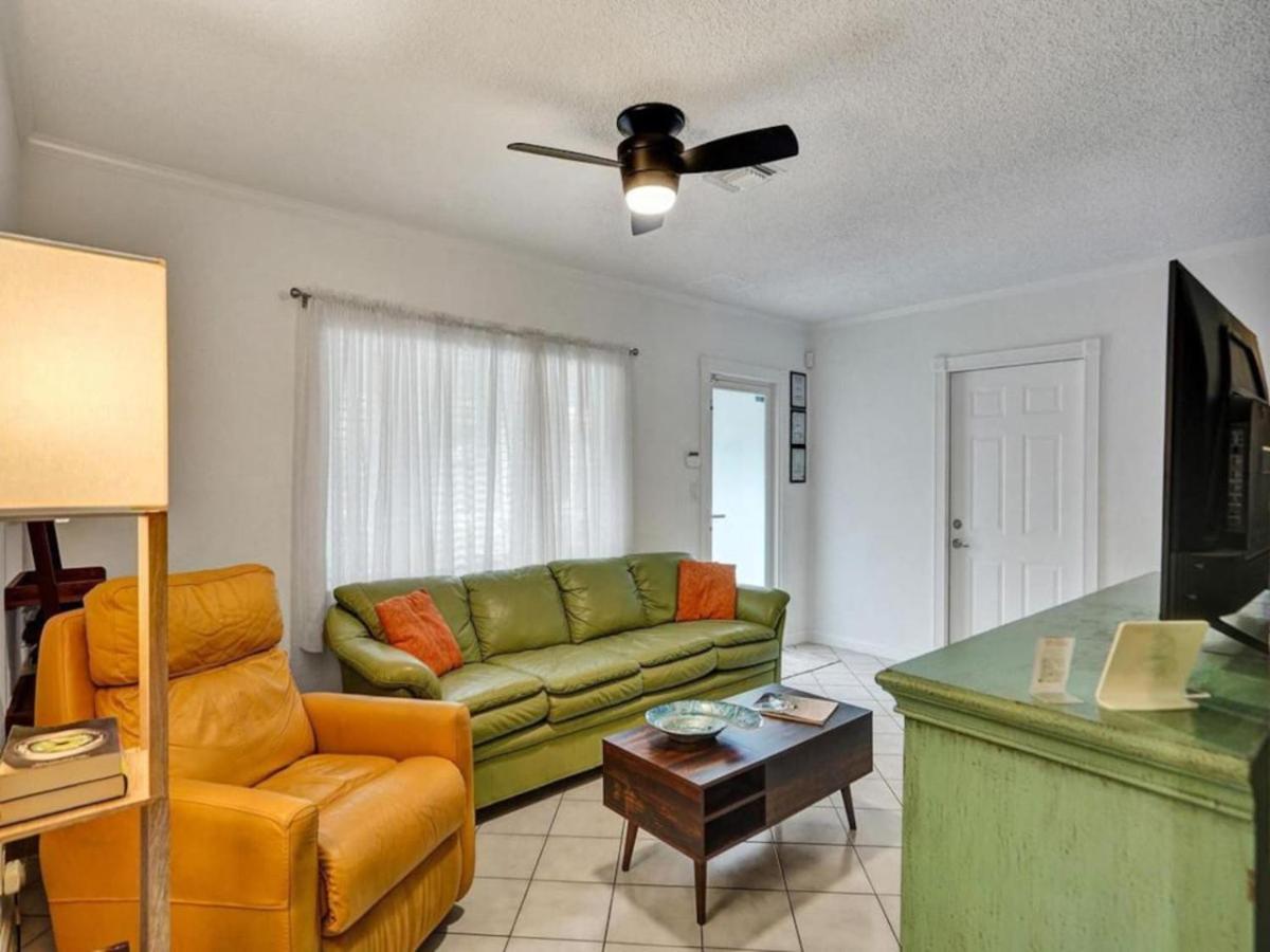 3 Min. Walk To Wilton Drive, Pool And Huge Yard Holiday home *