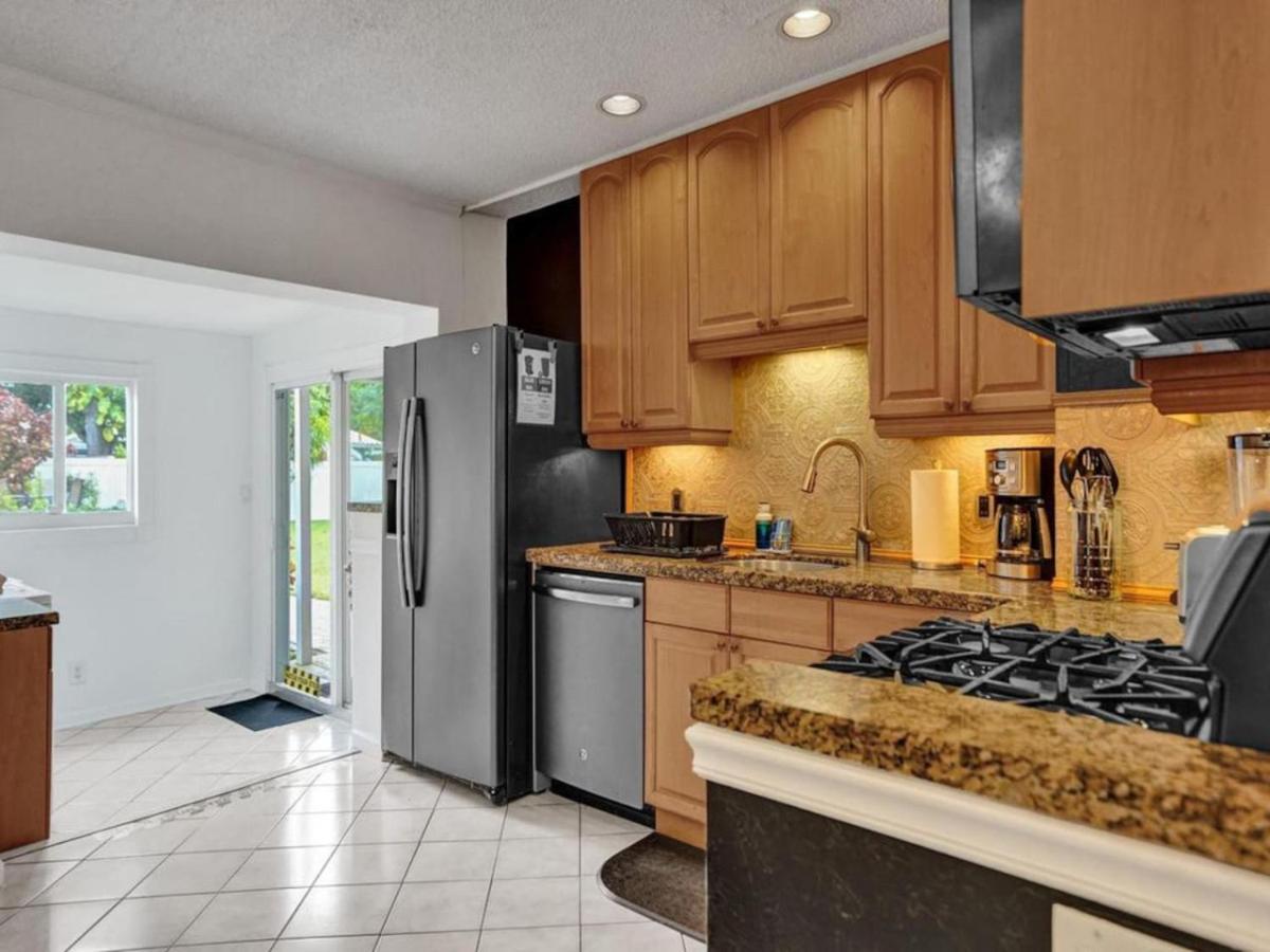 Holiday home 3 Min. Walk To Wilton Drive, Pool And Huge Yard Fort Lauderdale