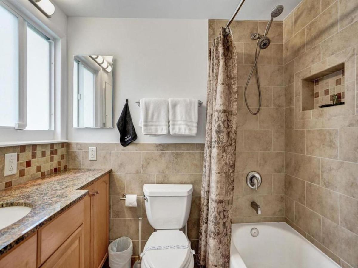 3 Min. Walk To Wilton Drive, Pool And Huge Yard Holiday home