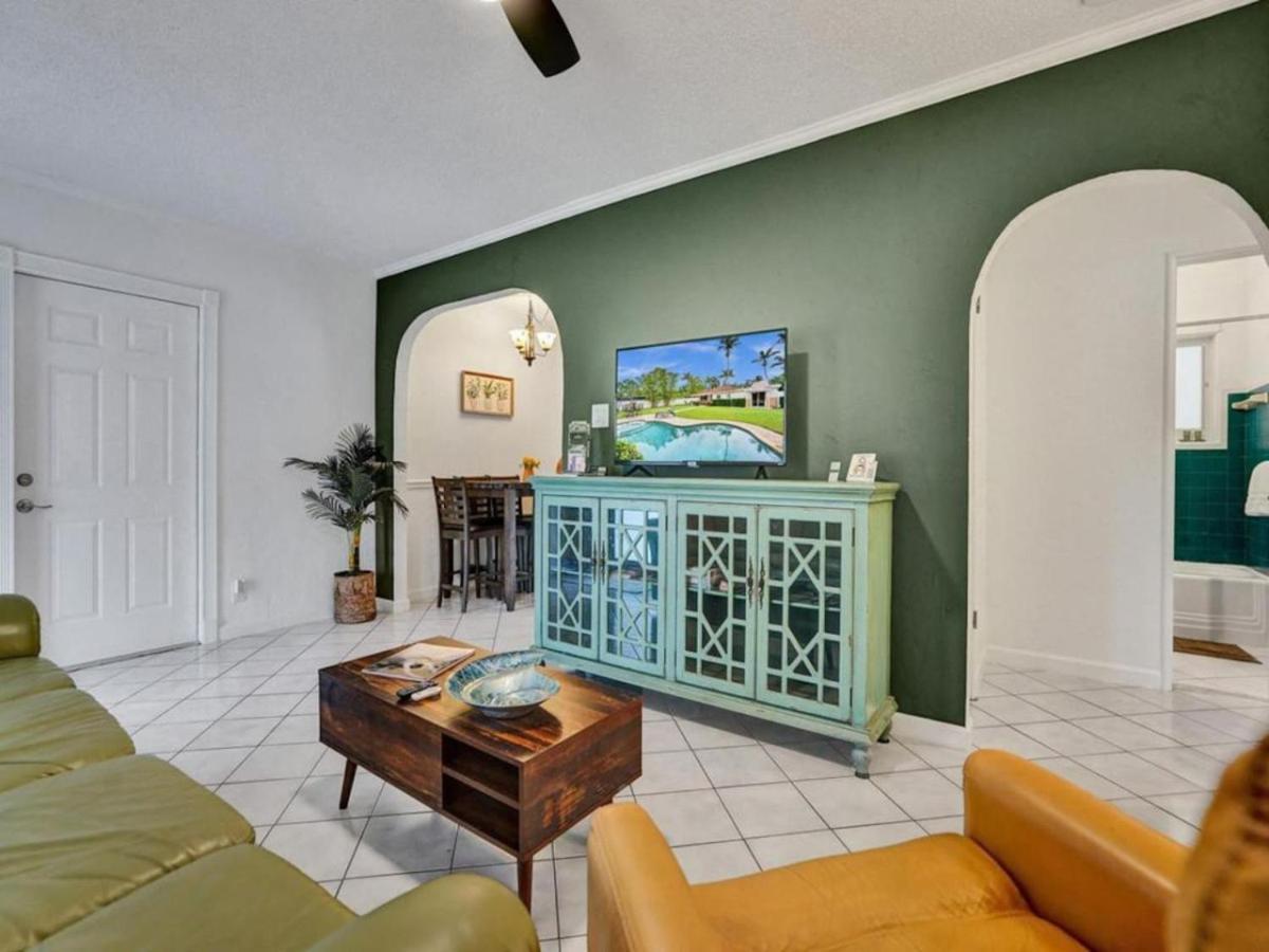 3 Min. Walk To Wilton Drive, Pool And Huge Yard *