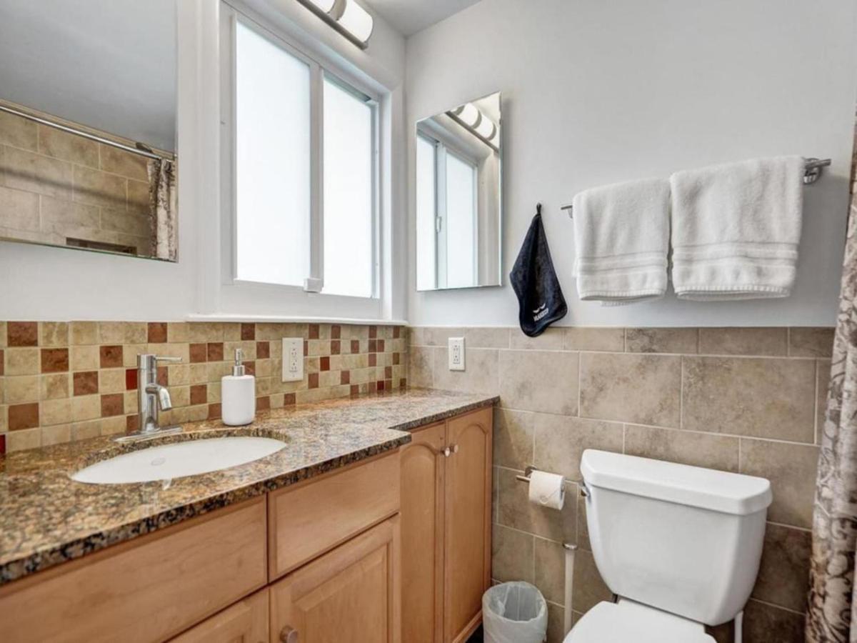 Holiday home 3 Min. Walk To Wilton Drive, Pool And Huge Yard