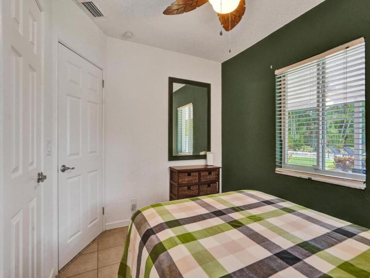 3 Min. Walk To Wilton Drive, Pool And Huge Yard *