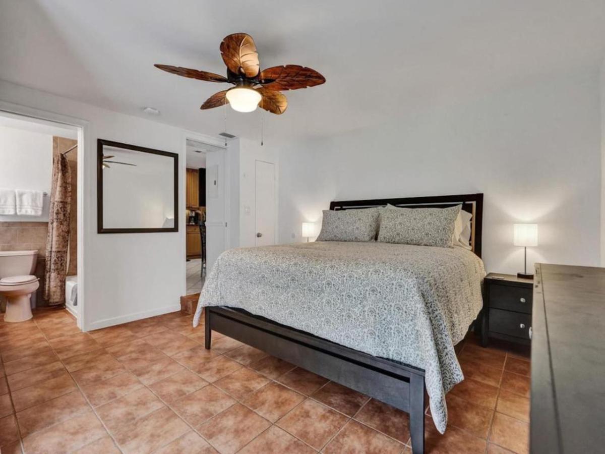 3 Min. Walk To Wilton Drive, Pool And Huge Yard Holiday home *