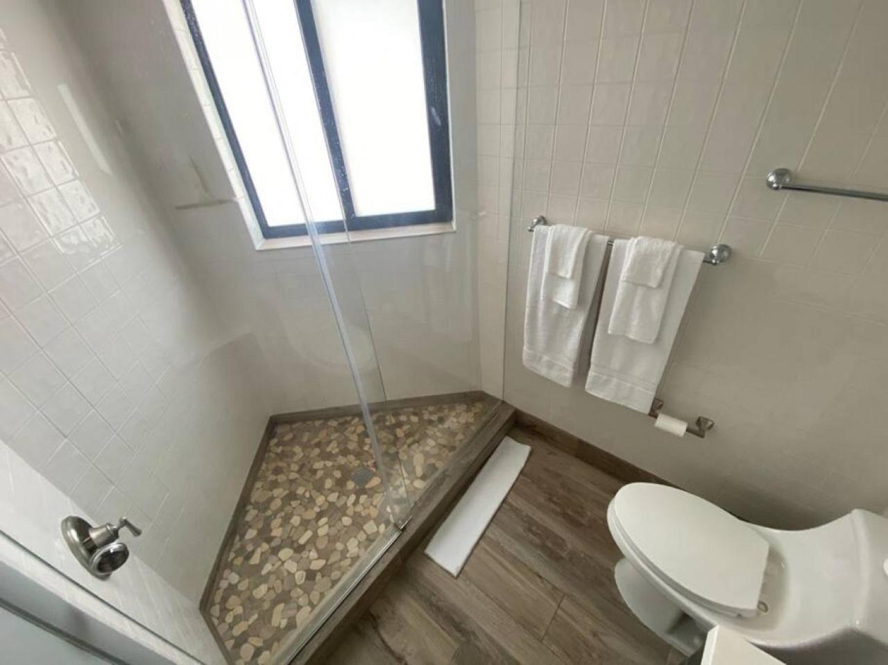 111 Unit 8 Waterfront With Boat Available *