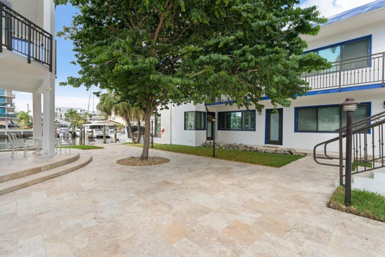 111 Unit 8 Waterfront With Boat Available *