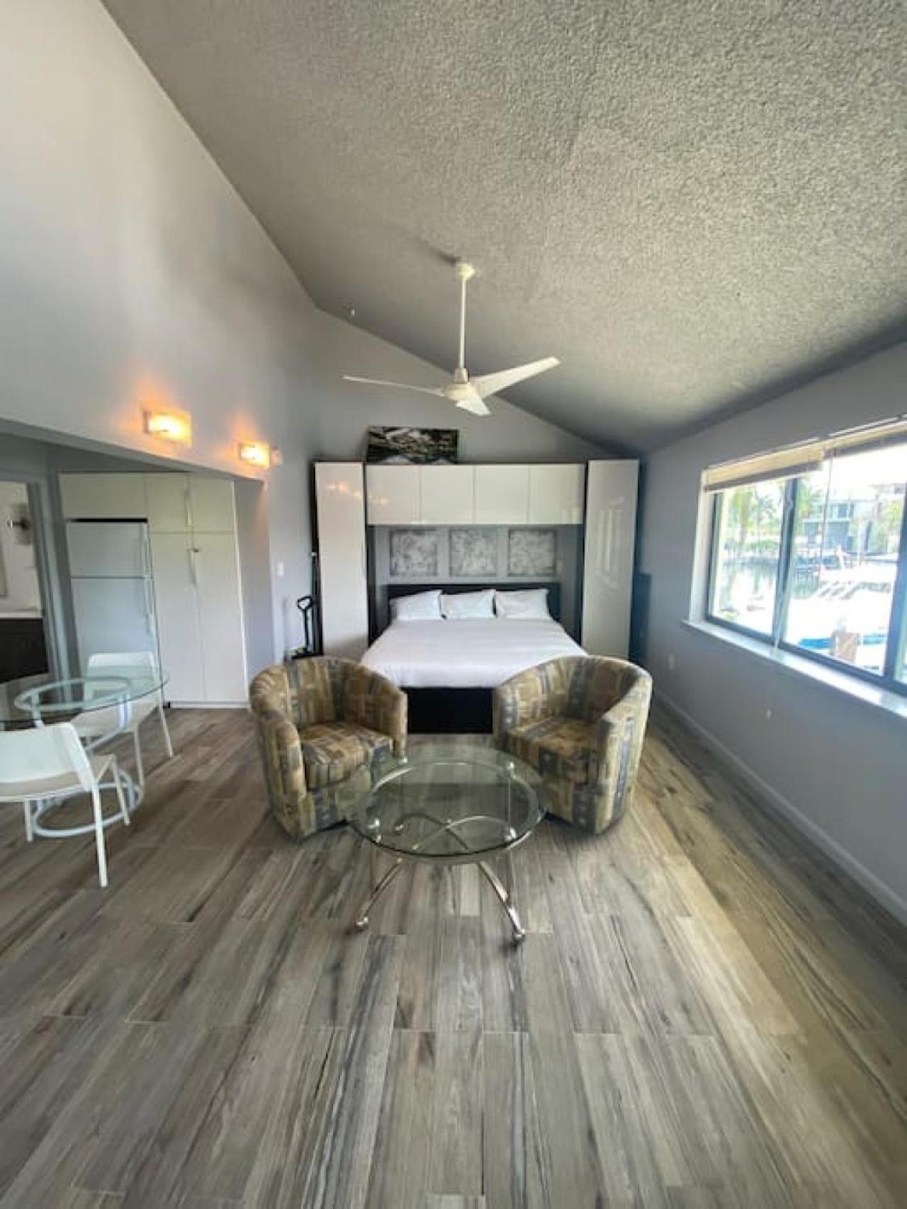 Apartment 111 Unit 8 Waterfront With Boat Available
