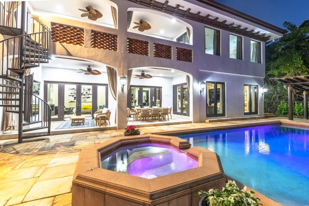 Tropical Waterfront 7 Bedroom House In Seven Isles Villa