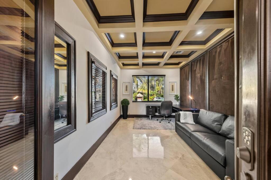 Villa Tropical Waterfront 7 Bedroom House In Seven Isles