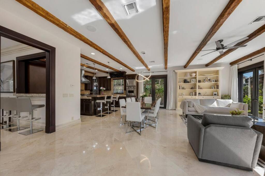 Tropical Waterfront 7 Bedroom House In Seven Isles Villa *