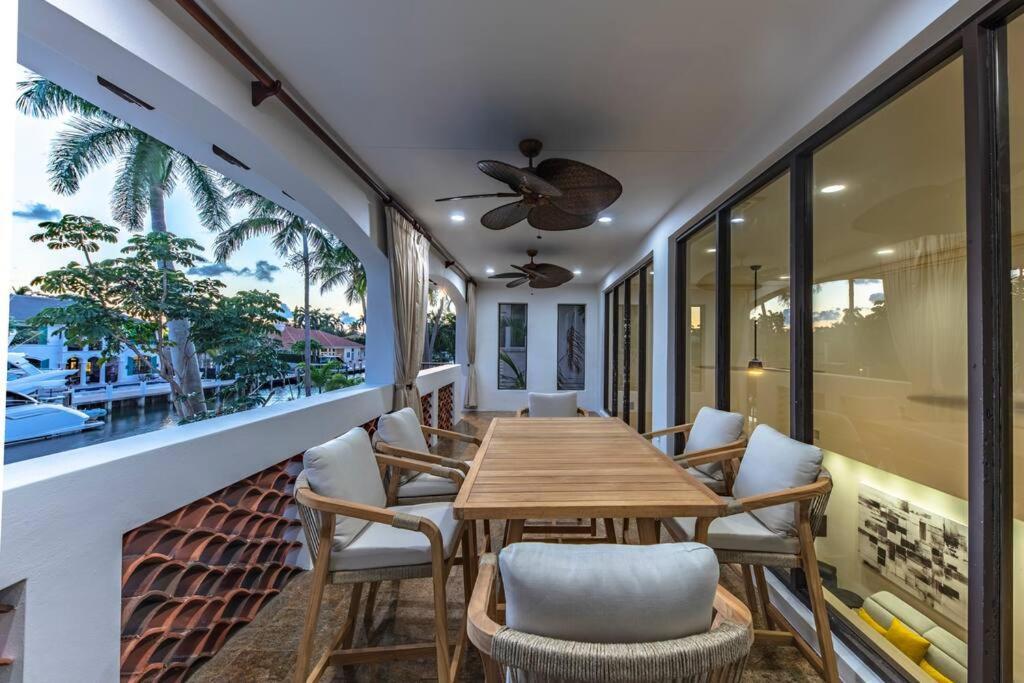 Villa Tropical Waterfront 7 Bedroom House In Seven Isles *