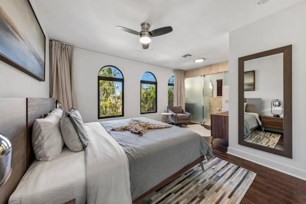 Tropical Waterfront 7 Bedroom House In Seven Isles Villa