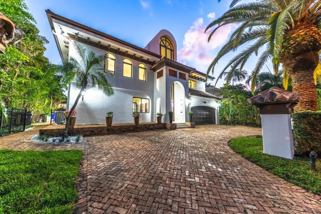 Tropical Waterfront 7 Bedroom House In Seven Isles