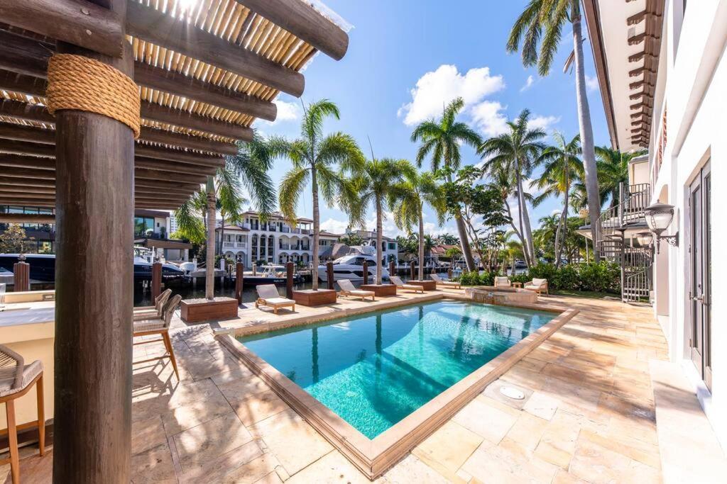 Tropical Waterfront 7 Bedroom House In Seven Isles Villa *