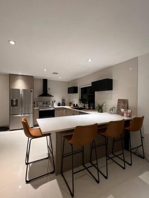Villa Super Stylish 4 Bedroom Steps From The Fun *