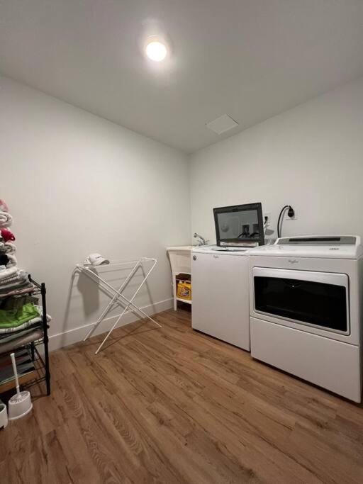 Super Stylish 4 Bedroom Steps From The Fun Villa *