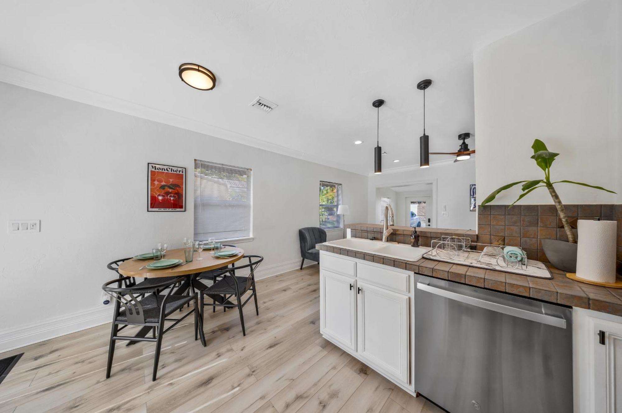 Escape To Newly Remodeled In The Heart Lauderdale With Private Pool *