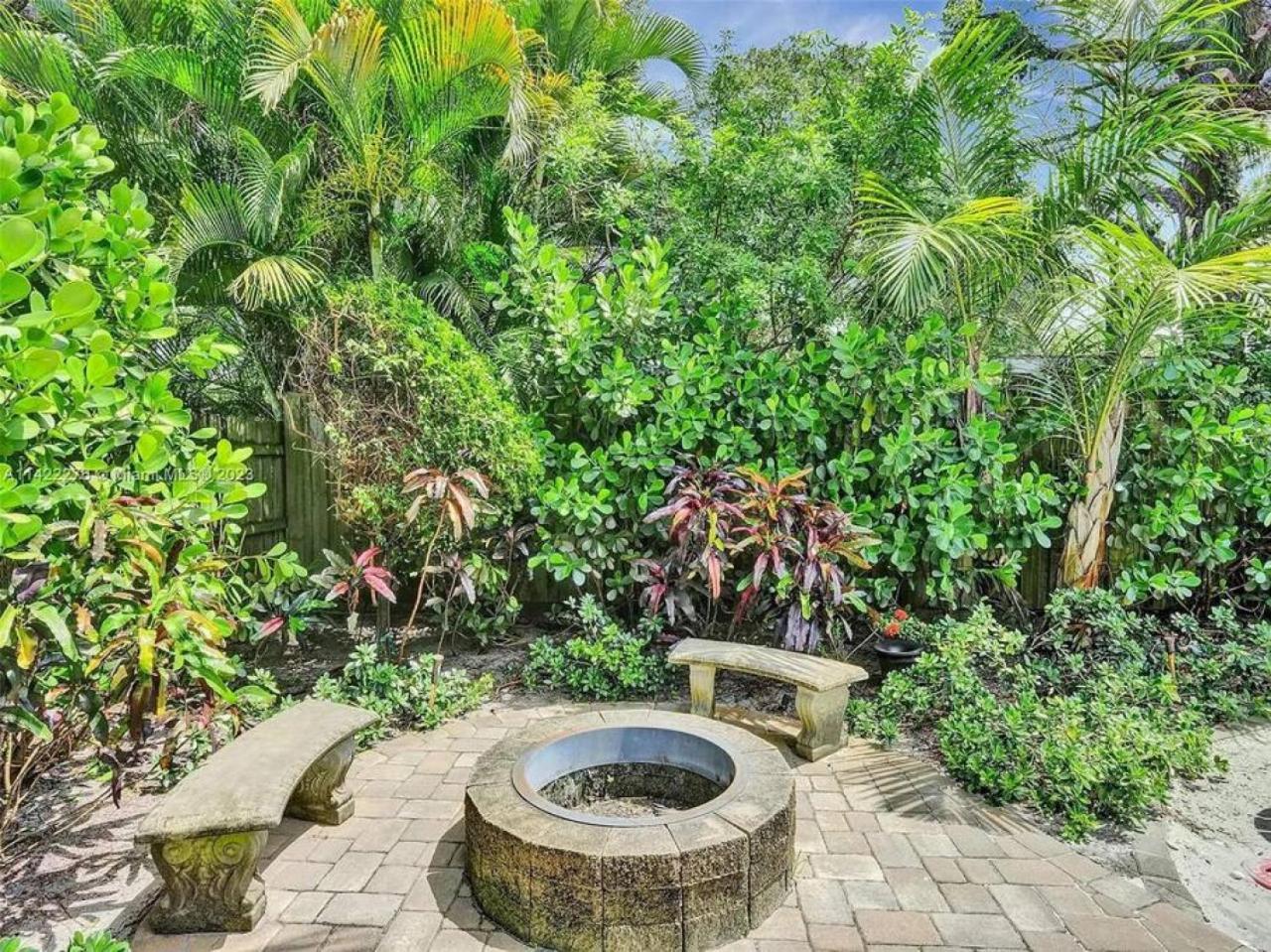 Tropical Oasis - Bbq And Beach-inspired Nook *