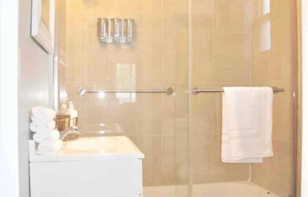 Olas Oasis, Pool, Parking, And Cozy!