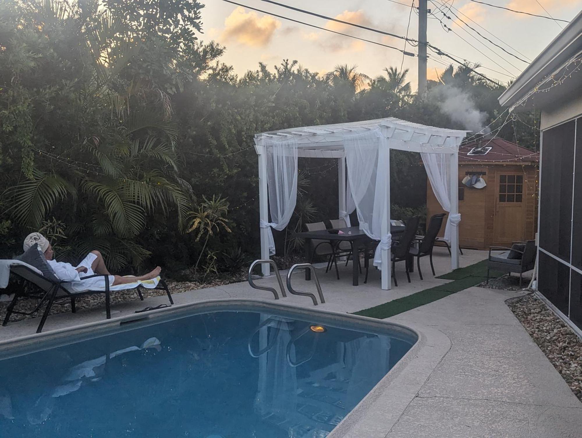 Lovely 3-bd, Walk To Bars, 9 Min Drive From Beach! Heated Pool. Holiday home *