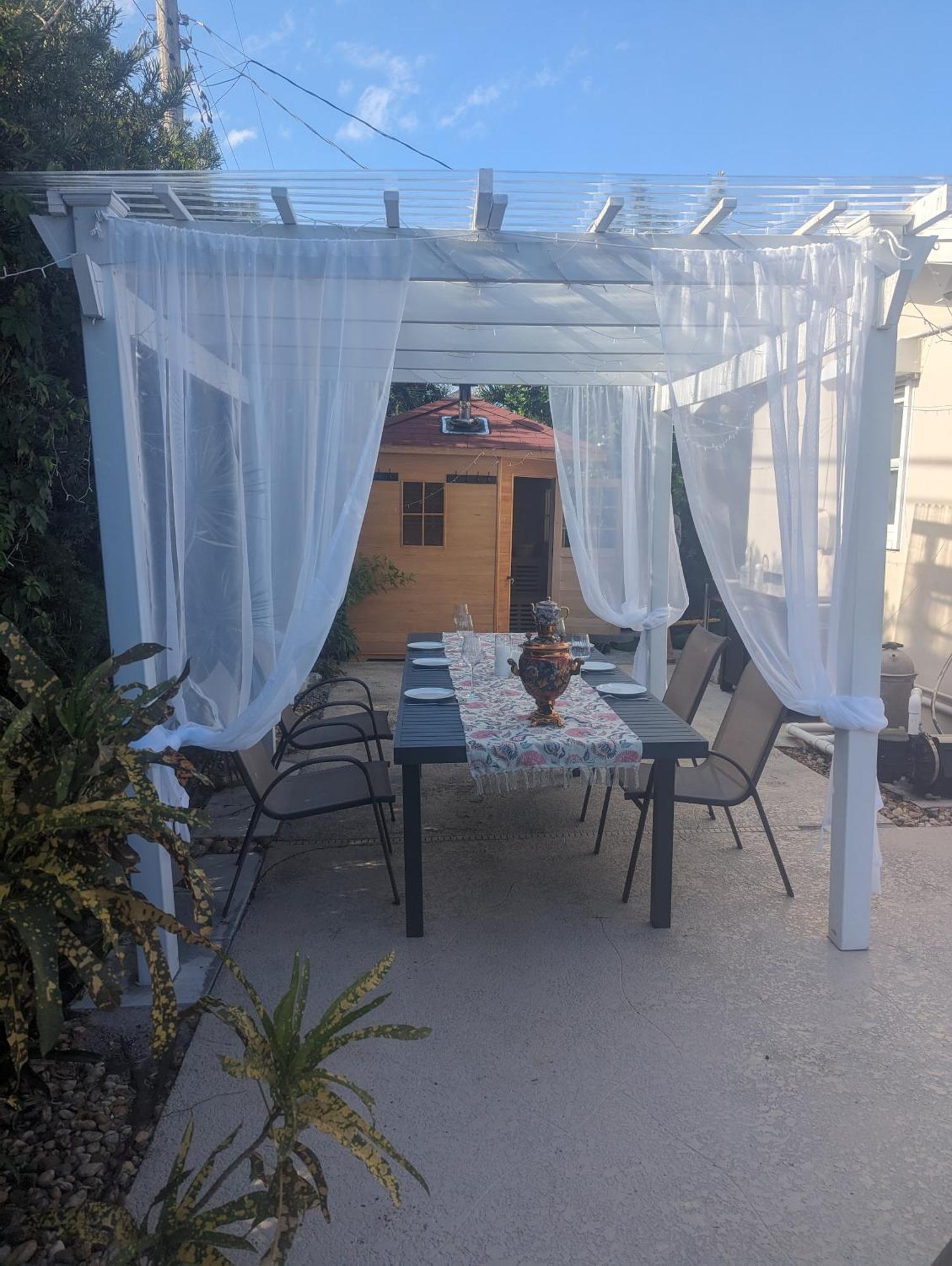 Lovely 3-bd, Walk To Bars, 9 Min Drive From Beach! Heated Pool.