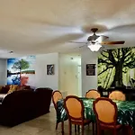 Ukiyo Hostel- Fort Lauderdale Escape