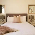 Stylish & Newly-Renovated Suites Near Las Olas