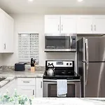 The Hideaway At Lake Ridge 1