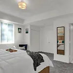 3B Waterside Villa - Luxury & Fun - Near Beach, Airport