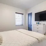 Central Nautical Themed 4 Bed 2 Bath Home