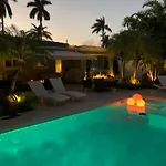 Private Bedroom & Den Suite With Shared Pool & Tropical Garden