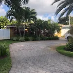 Private Bedroom & Den Suite With Shared Pool & Tropical Garden