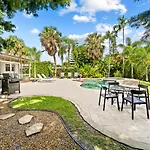 7 Minutes To Beach Saltwater Pool Open Floor Plan