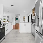 7 Minutes To Beach Saltwater Pool Open Floor Plan