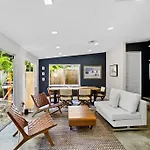 Fabulous Bungalow W/Outdoor Eden Mins From Beach