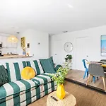 Lovely 2 Bedroom Condo In Sailboat Bend