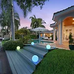 Luxury Waterfront & Infinity Pool/Hot Tub Sleeps 8