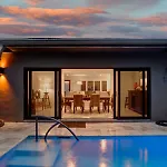 Relax In Luxury - 3 Bed, 2 Bath Oasis With Pool