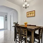 3 Min. Walk To Wilton Drive, Pool And Huge Yard
