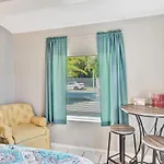 3Bed 2Bath With Pool, 5 Min. Walk To Food And Fun