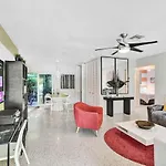3Bed 2Bath With Pool, 5 Min. Walk To Food And Fun