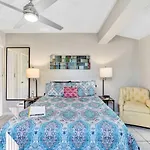 3Bed 2Bath With Pool, 5 Min. Walk To Food And Fun