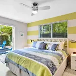 Heated Pool, Parking, 5 Min Walk To Food And Fun!