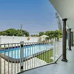 2Br Cozy Fll Retreat!