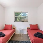 Stylish 2 Bed 1 Bath W/Free Parking!