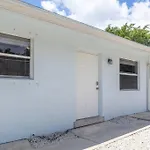 Stylish 2 Bed 1 Bath W/Free Parking!