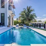 Villabella Luxe 100Ft Waterfront Villa With 6Bedrooms65Bathrooms 5 Minute To Beach Chefaposs Kitchen Heated Poolhot Tub Outdoor Bbq Kitchen Sonos