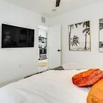 The Peacock Bungalow Near Fort Lauderdale Beach!