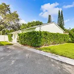 The Peacock Bungalow Near Fort Lauderdale Beach!