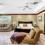 Ventur Vintage Beach House Luxury Pool