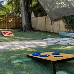 4Bd Beachside Escape & Outdoor Oasis With Pool, Near Airport, Restaurants And Beaches